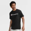 Camiseña clásica con diseño gráfico y Script Logo