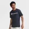 Camiseña clásica con diseño gráfico y Script Logo