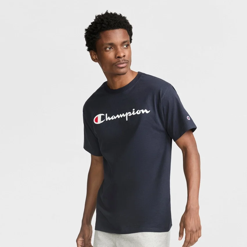 Camiseña clásica con diseño gráfico y Script Logo