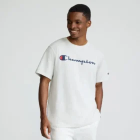 Camiseña clásica con diseño gráfico y Script Logo