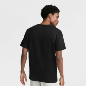 Camiseña clásica con diseño gráfico y Script Logo