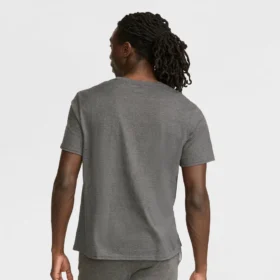 Camiseña clásica con diseño gráfico y Script Logo