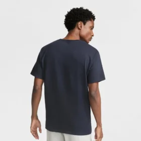Camiseña clásica con diseño gráfico y Script Logo
