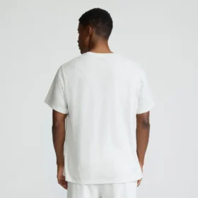 Camiseña clásica con diseño gráfico y Script Logo