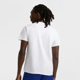 Camiseña clásica con diseño gráfico y Script Logo