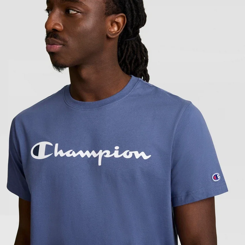 Camiseña clásica con diseño gráfico y Script Logo