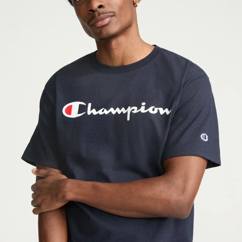Camiseña clásica con diseño gráfico y Script Logo