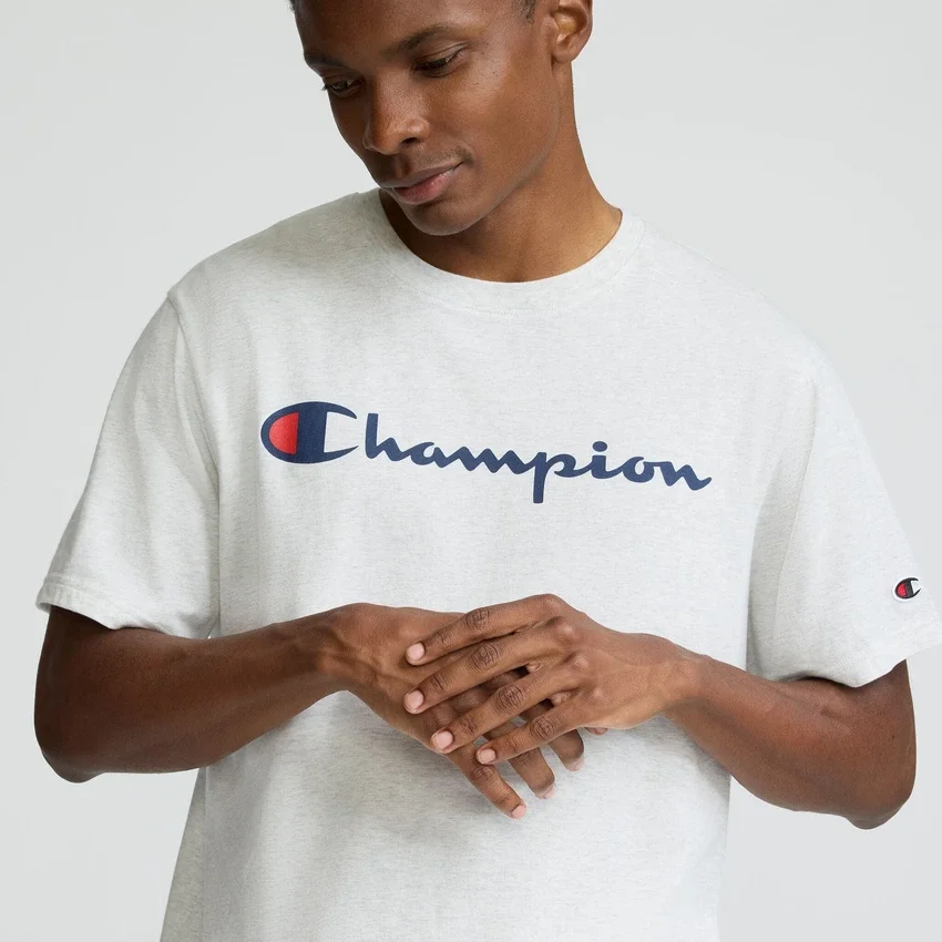 Camiseña clásica con diseño gráfico y Script Logo