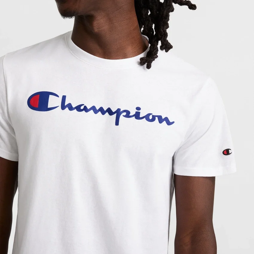 Camiseña clásica con diseño gráfico y Script Logo