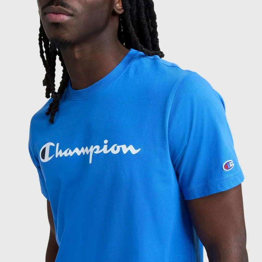 Camiseña clásica con diseño gráfico y Script Logo