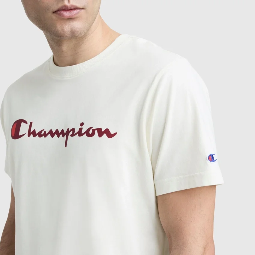 Camiseña clásica con diseño gráfico y Script Logo