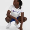 Camiseña clásica con diseño gráfico y Script Logo