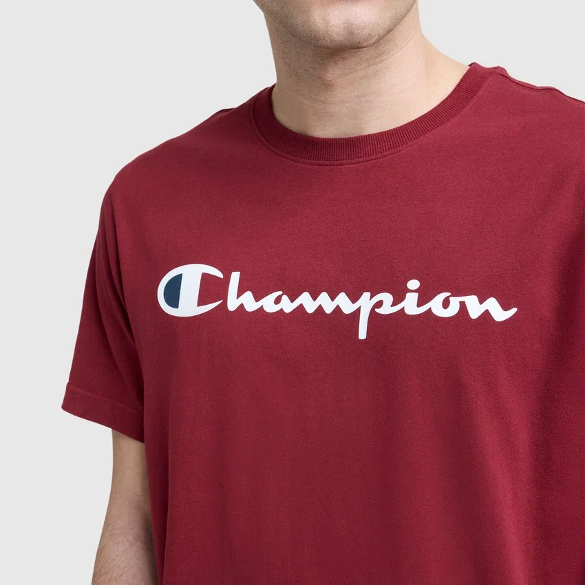Camiseña clásica con diseño gráfico y Script Logo