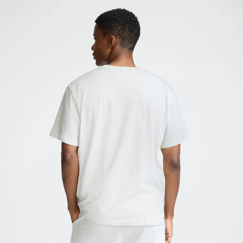 Camisería clásica con diseño gráfico y Script Logo en letra manuscrita del mismo tono