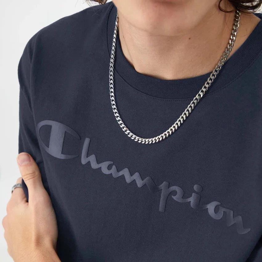 Camisería clásica con diseño gráfico y Script Logo en letra manuscrita del mismo tono