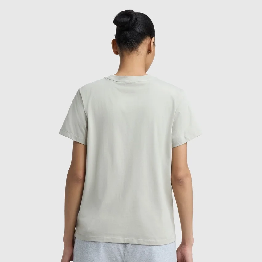 Camiseta clásica, letrero tonal en el lado izquierdo del pecho