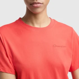 Camiseta clásica, letrero tonal en el lado izquierdo del pecho
