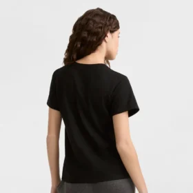 Camiseta clásica, letrero tonal en el lado izquierdo del pecho
