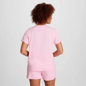 Camiseta clásica, letrero tonal en el lado izquierdo del pecho
