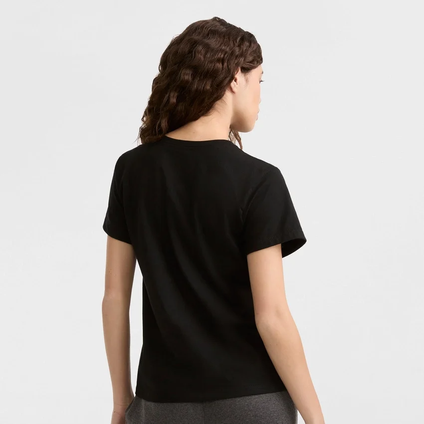 Camiseta clásica, letrero tonal en el lado izquierdo del pecho