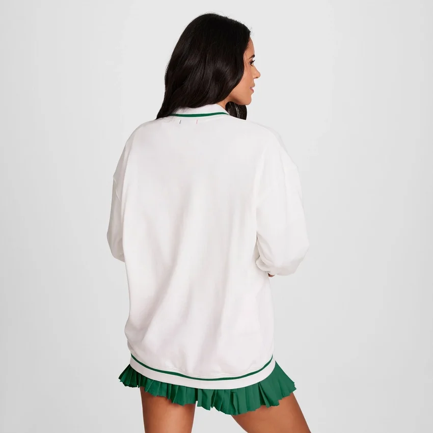Cardigan Country Club, con logotipo floral «C» bordado