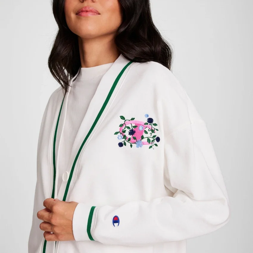 Cardigan Country Club, con logotipo floral «C» bordado