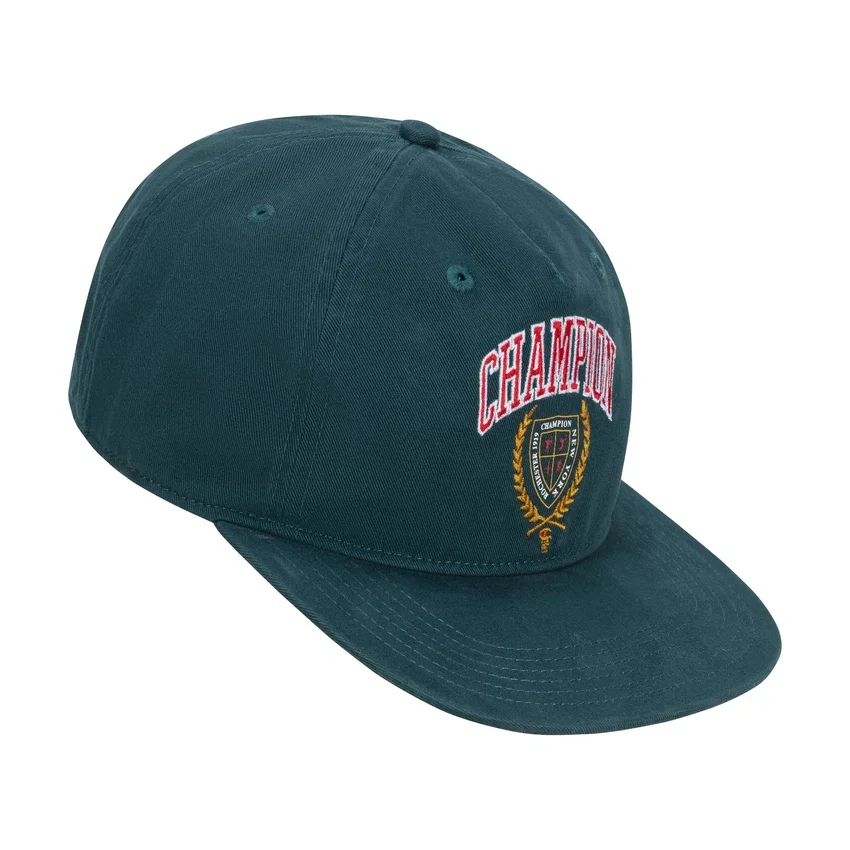 Gorra ajustable de visera plana con escudo de laurel