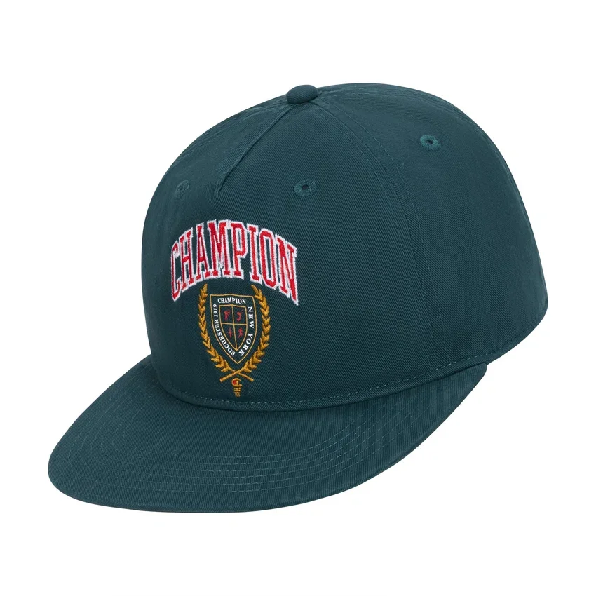 Gorra ajustable de visera plana con escudo de laurel